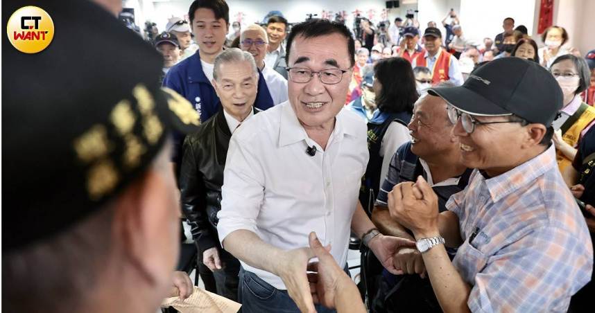 李四川回應胞弟涉案認罪風波，強調「違法就依法辦理」，並赴地方宮廟參拜與支持者互動。（圖／黃耀徵攝）