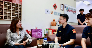 基隆市副市長邱佩琳慰問受傷員警，同時了解基層警用裝備需求。（圖／基隆市政府提供）