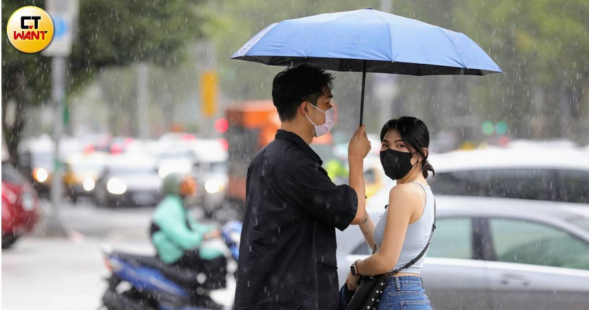 吳德榮提醒，今天受滯留鋒北移影響，強對流可能威脅全台，提醒民眾注意雷擊、強風、瞬間強降雨。（示意圖／方萬民攝）