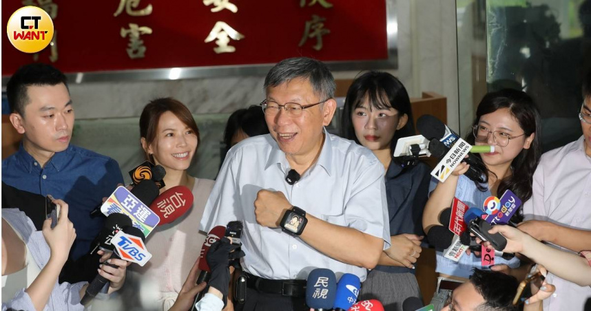柯文哲電子手環貼萊爾校長抱毒油貼紙　自嘲：下次換電子項圈