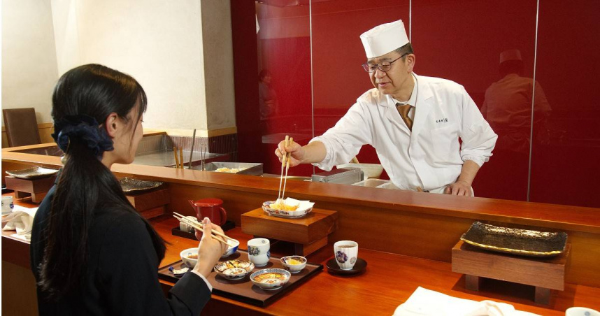 銀座天國旗下品牌「栞(ㄎㄢ)」，以吧台座席呈現天婦羅料理，結合視覺與味覺的極致饗宴。（圖／大倉久和提供）