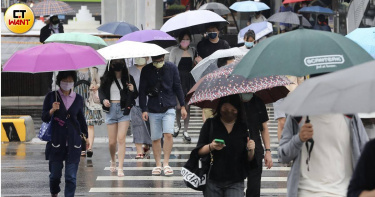 受到低壓帶及西南風影響，南台灣豪雨持續，台南、高雄宣布8月24日停止上班、停止上課。（示意圖／劉耿豪攝）