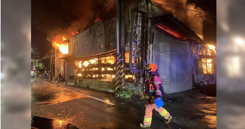 新北三峽汽修廠清晨大火！警消動員69車156人　6旬男受困獲救送醫