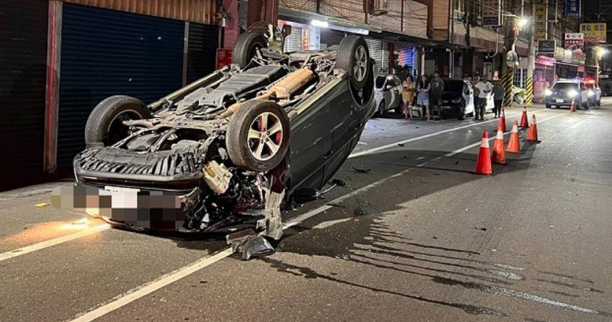 彰化醉男深夜開車連環撞！　轎車四輪朝天翻覆住戶驚醒嚇傻