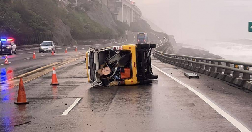工程車被巨浪掀翻。（圖／翻攝畫面）