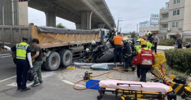 豐原砂石車、廂型車相撞翻覆 2人受傷緊急送醫
