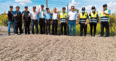 雲林縣虎尾頂溪里地方巡守隊和警方一起守護農民曬在路上的花生。（圖／中國時報許素惠攝）