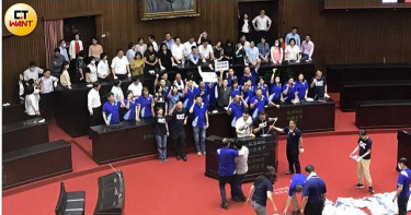 不到40分鐘!民進黨人數優勢輾壓國民黨 占領立院清場結束