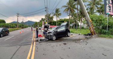 旗山小轎車過彎失控 撞斷電桿1死2傷