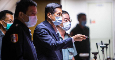 國防部長嚴德發與幹部針對敵情威脅，共同研討戰術戰法。（圖／軍聞社記者周昇煒攝）