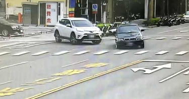 閃避迴轉休旅車 肝膽名醫駕車撞騎樓毀5機車1轎車