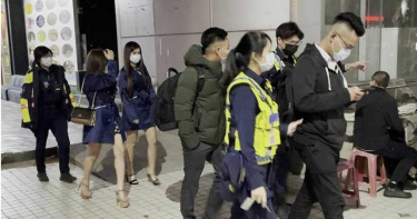 樂極生悲!14辣妹高雄脫衣陪酒 雙峰露出遭警現場抓包