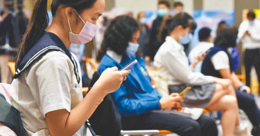 青少年網路成癮 滑手機時間是運動2倍!報告顯示:滑越久越粗心