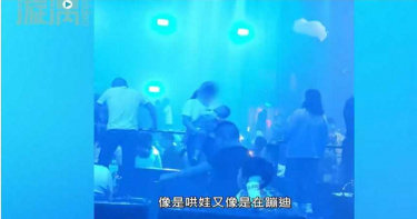 湖北辣媽夜店跑趴熱舞 懷裡竟抱著熟睡1歲娃