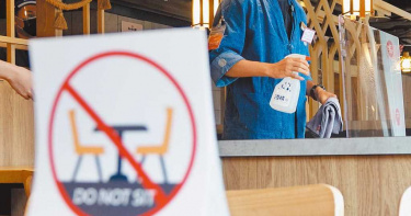 雙北2日宣布今起開放餐飲內用，但仍要採取梅花座和隔板防疫。（圖／中國時報黃世麒攝）