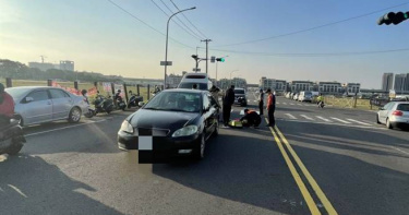 鳳翔國中梁姓女老師1日上午執行導護工作時，遭自小客車闖紅燈撞上。（翻攝照片）