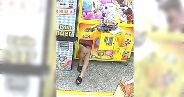 真理褲辣妹狂鑽洞 到了警局秒腿軟