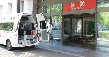 台中市北屯區一名兩歲女童疑似好奇不慎觸碰到家中早餐店內的飲料封膜機，左手中指、無名指第一節慘遭斷指，家屬通報消防救護車緊急送往醫院縫合。（圖／翻攝自官網）