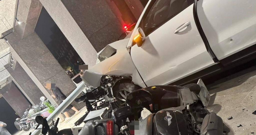 高雄市左營區辛亥路22日凌晨1時發生自撞車禍，警方調查後發現駕駛酒駕，圖為車禍現場。（圖／翻攝照片／中國時報林瑞益高雄傳真）