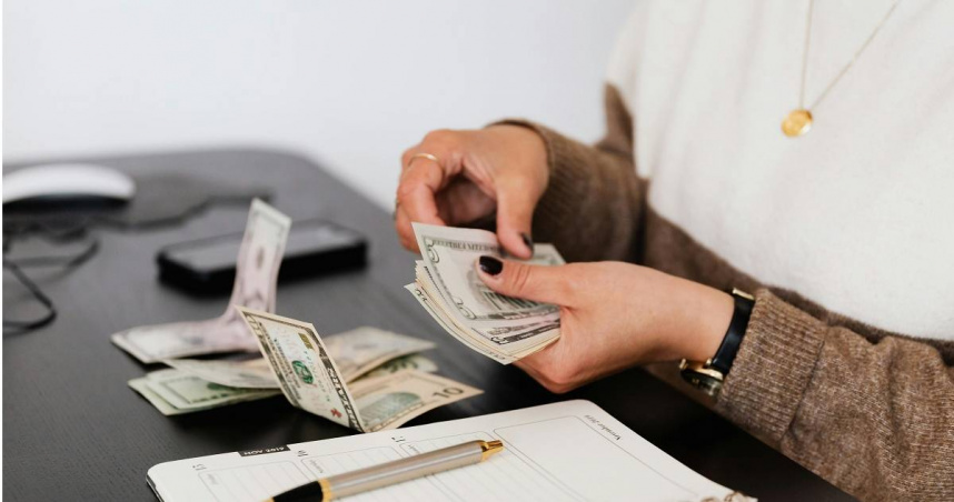 一名福建商人在離婚官司前聽從律師建議，花了大錢賄絡法官，沒想到最後仍輸了官司。事後才知道，前妻賄絡法官的價格是他的2倍，於是法官在訴訟中偏向對方。（示意圖／翻攝pexels）