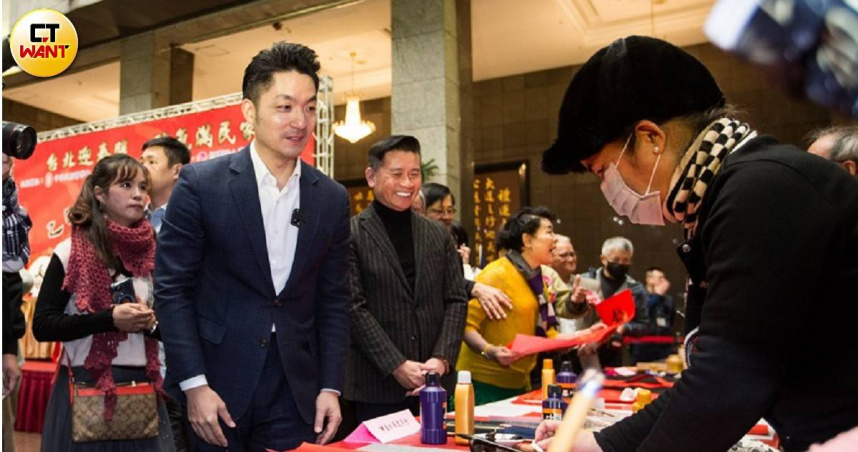 對於賴清德總統喊出朝野和諧，台北市長蔣萬安（左2）批評民進黨另一手在玩「大罷免」：「人民會接受嗎？」（圖／黃威彬攝）