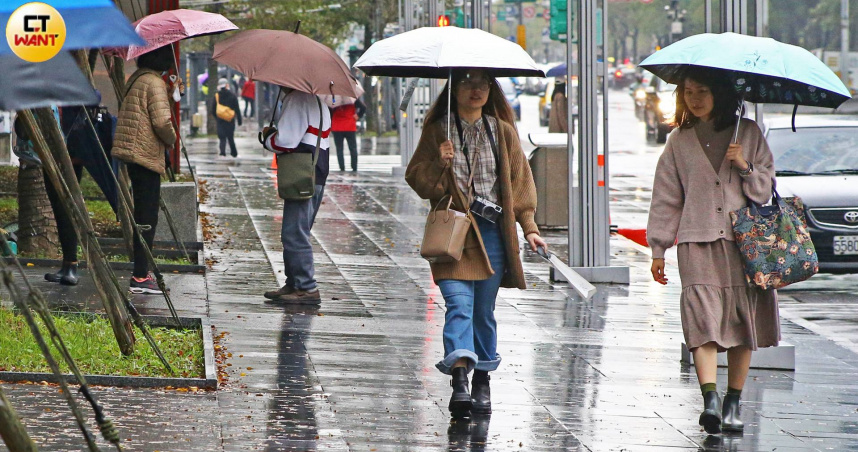 今日各地氣溫下降，基隆北海岸及大台北山區有雨。（圖／報系資料照）