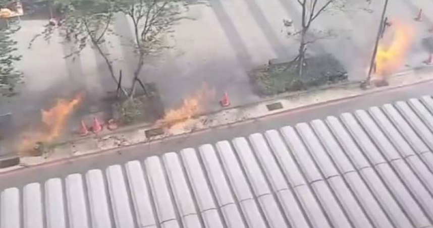 桃園街頭水溝蓋突竄火。（ 圖／翻攝黃瓊慧Threads畫面）