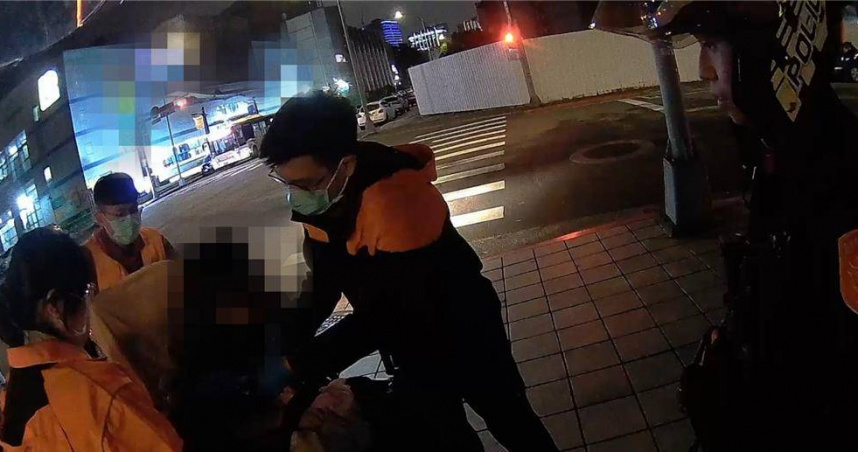 警方協助鍾男送醫治療。（圖／翻攝照片／中國時報林郁平台北傳真）