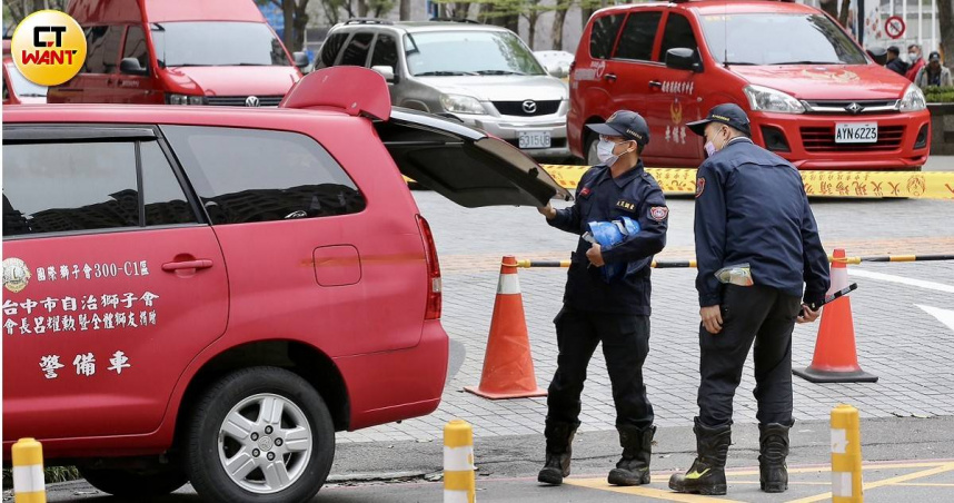 新光三越氣爆釀嚴重死傷，事發隔日火調人員進現場調查。（圖／黃耀徵攝）