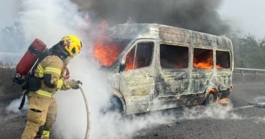 國道小巴火燒車，消防緊撲滅車體僅剩骨架。（圖／翻攝畫面）