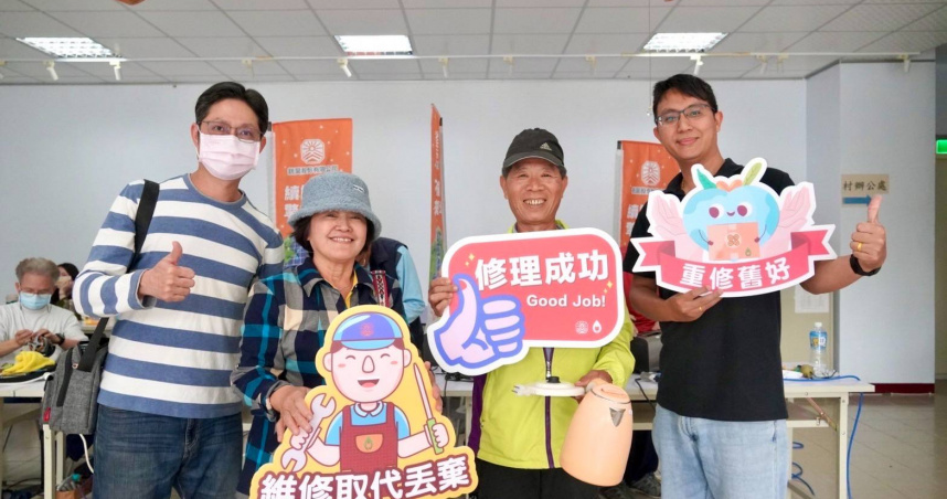 小家電診所召集人黃武就（左1）、枋寮鄉人和村陳惠珠村長（左2）在活動現場服務鄉親。（圖／銧昊提供）