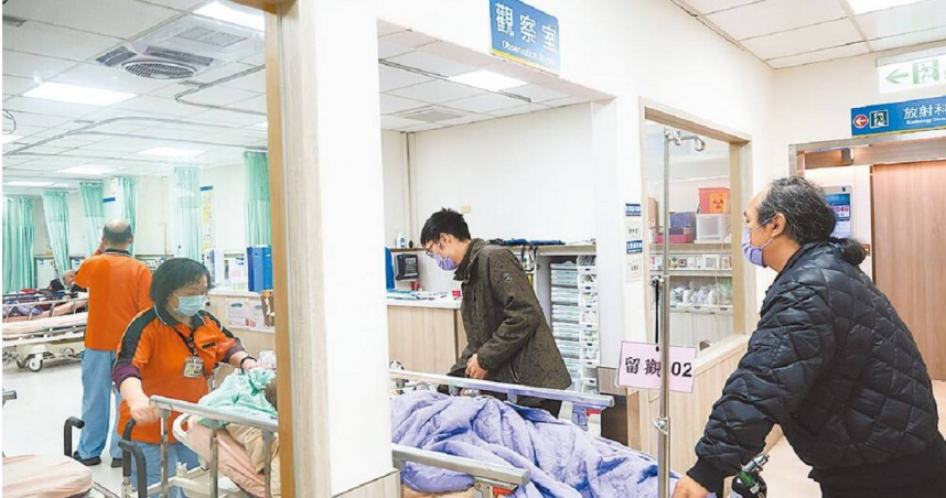 各大醫院急診塞爆，衛福部26家部立醫院及5家分院開啟綠色通道因應。圖為衛福部台北醫院急診室。（圖／中國時報郭吉銓攝）