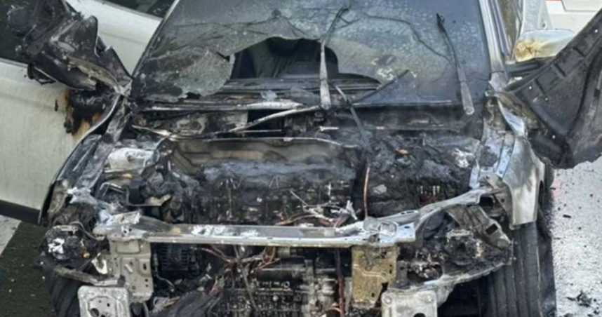 南投1輛超過百萬元的休旅車突竄火煙，整車被燒成一片焦黑，所幸無人傷亡。 （圖／翻攝畫面）