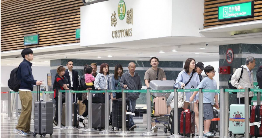 桃園機場第二航廈12日傳出突然停電，現場有部分報到櫃檯和行李托運設備失去電力。（示意圖／報系資料照）