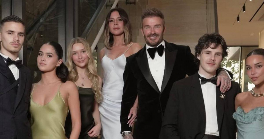 貝克漢(右3)正歡度50歲的慶生月，但傳出二兒子羅密歐(左一)的新女友(左二)之前曾和長子布魯克林交往過，兄弟倆如今為此鬧不合。（圖／攝自IG）