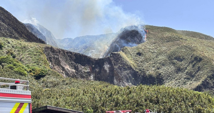 台北市陽明山國家公園發生火燒山。（圖／警方提供）