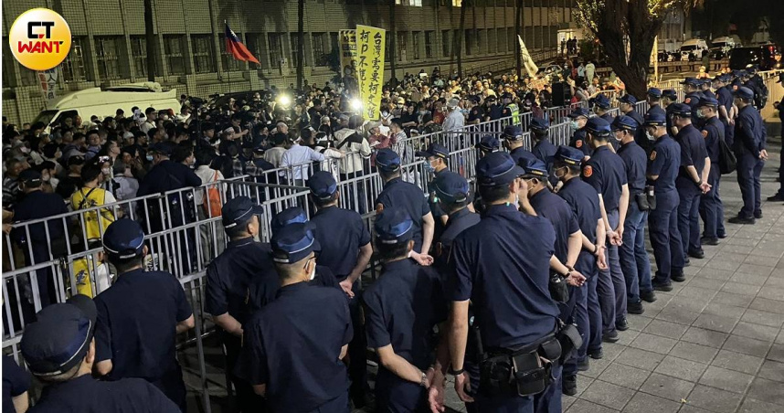 國民黨支持者越晚人越多，警方守備因而再升級，有60警力站在北檢前戒備。（圖／巫冠瑩攝）