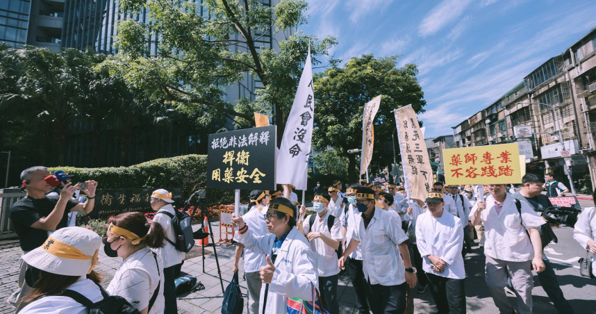 不滿衛福部3月18日公布的中藥販售新令，今天上百名藥師赴衛福部大門口快閃抗議，要求撤回318解釋令。（圖／翻攝自藥師公會全聯會臉書）