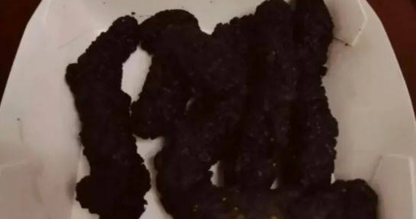 大陸連鎖炸雞店德克士近日推出新產品「黑金藤椒脆皮小酥肉」，引發討論。（圖／翻攝自微博）