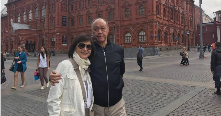 知名製作人王鈞（右）與妻子資深經紀人丘秀珠，指控名廚詹姆士借錢為還、私接工作違約。（圖／翻攝自王鈞臉書）