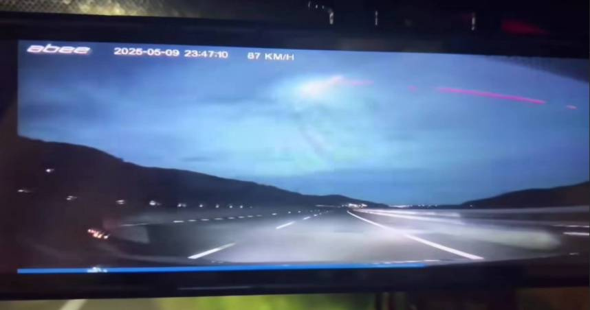 台東地區昨（9）日深夜11時47分驚現一顆明亮藍色光球劃破夜。（圖／翻攝自FB 台東大小事）