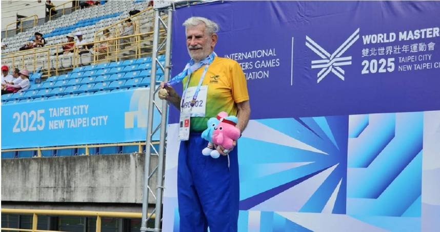 昆凌的90歲爺爺昆利文勇奪金牌。（圖／報系資料照）