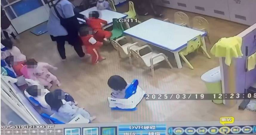 台中市豐原區某托嬰中心托育員用力拉扯孩童衣領。（圖／翻攝自臉書／爆料公社公開版）
