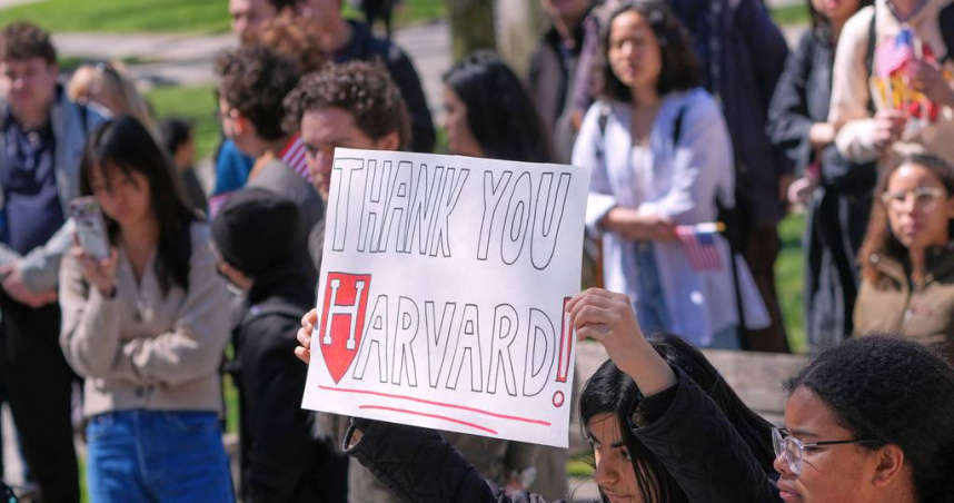 哈佛師生與周邊社區居民群聚在劍橋市抗議川普的政策。（圖／美聯社）