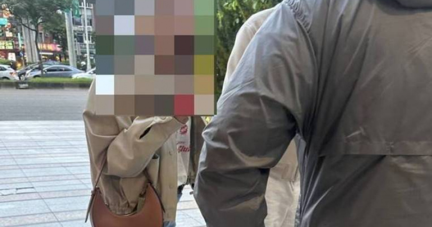 香港籍李女在精品店竊走1條皮帶，警方循線追到下榻飯店，並將人當場逮捕送辦。（圖／翻攝畫面）