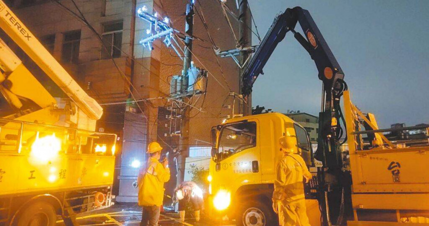 台中市大里區新仁路二段1處電線桿，29日傍晚5時多傳出電線垂落，台電人員發現，該處營建工地施工造成路面下陷，導致兩根14米電桿嚴重下陷，致周邊689戶停電。（圖／台電提供／中國時報潘虹恩台中傳真）