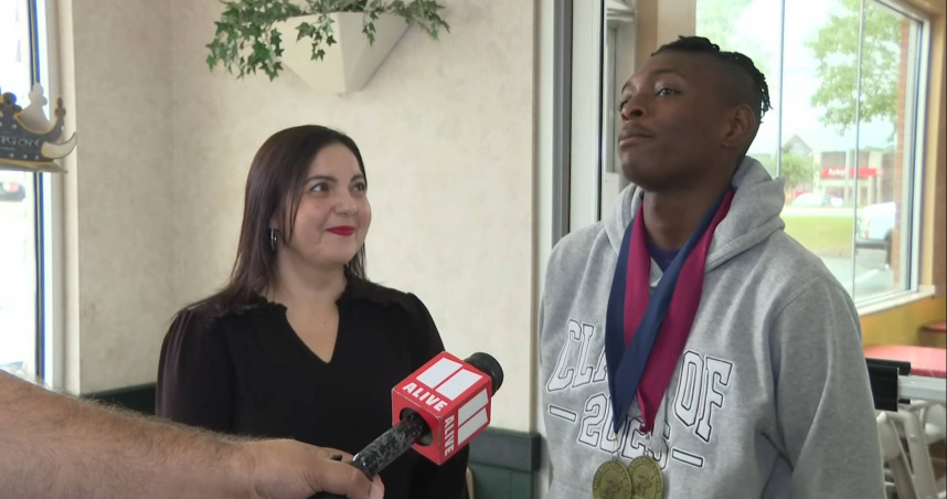 門多薩（左）與貝克（右）。（圖／翻攝自YouTube）