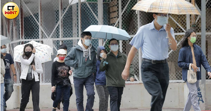 週三全台仍需慎防大雨。（圖／黃耀徵攝）