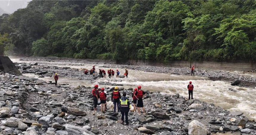 花蓮山區今天下午下起大雨，秀林鄉砂婆礑溪溪水暴漲，7名大學生戲水返程途中受困，經花蓮縣消防局出動16車21人馳赴救援，架設繩索後協助全員順利脫困。（圖／花蓮縣消防局提供）