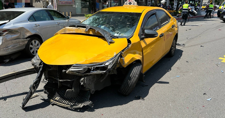 計程車疑似闖紅燈闖下大禍，女騎士遭撞無生命跡象搶救中。（圖/翻攝畫面）
